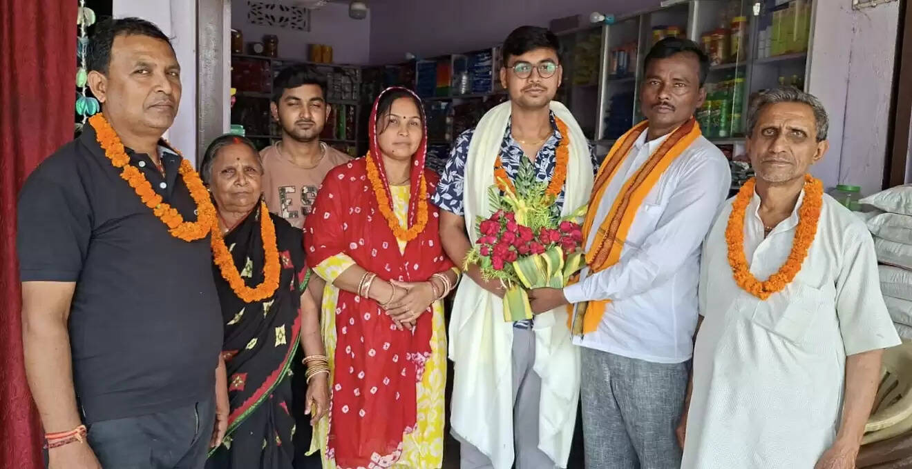 हरसिद्धि के रोशन कुमार बने गृह मंत्रालय में अधिकारी, मुखिया ने किया सम्मानित