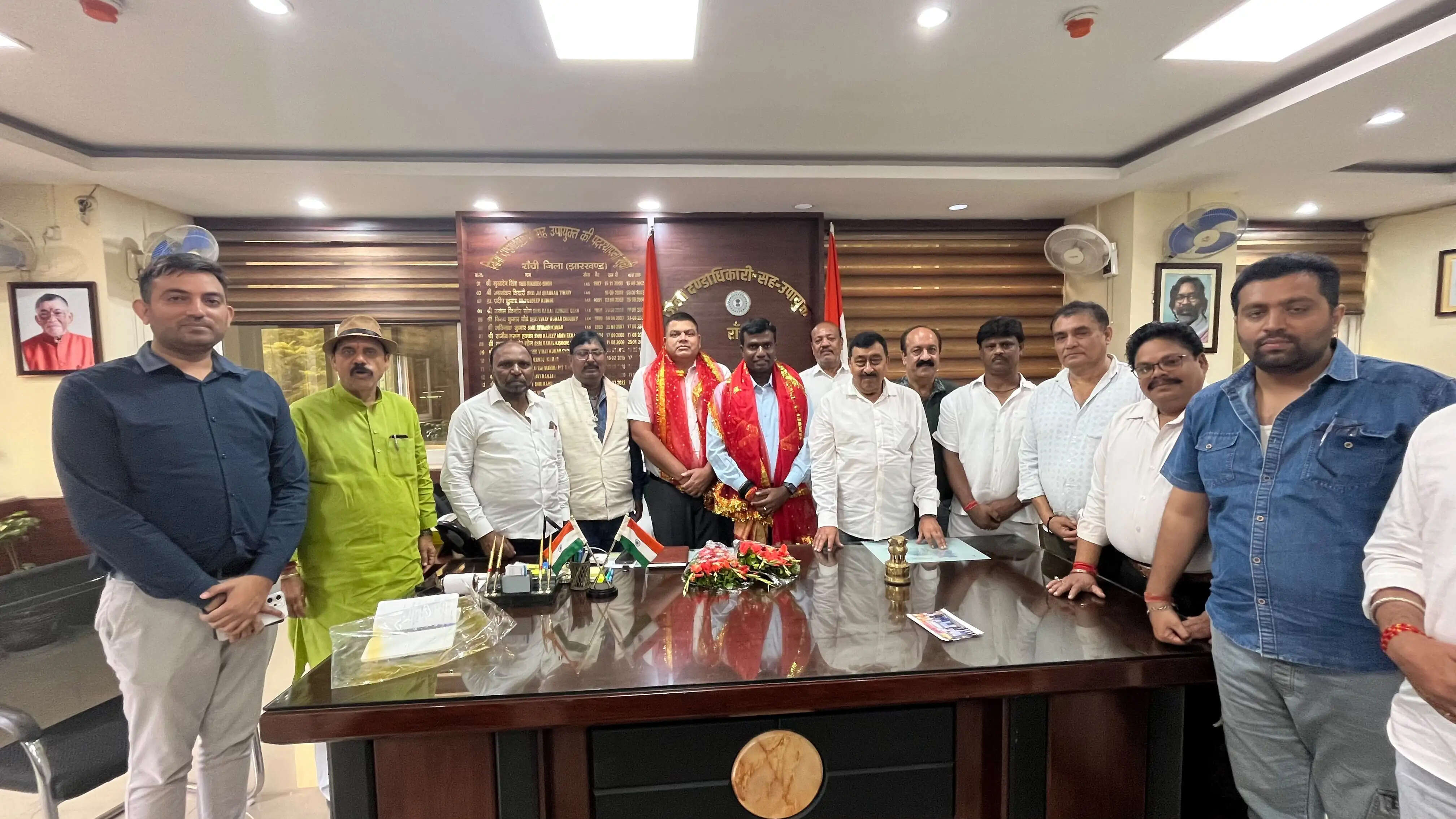 दुर्गा पूजा की तैयारियों को लेकर उपायुक्त से मिले महानगर पूजा समिति के पदाधिकारी