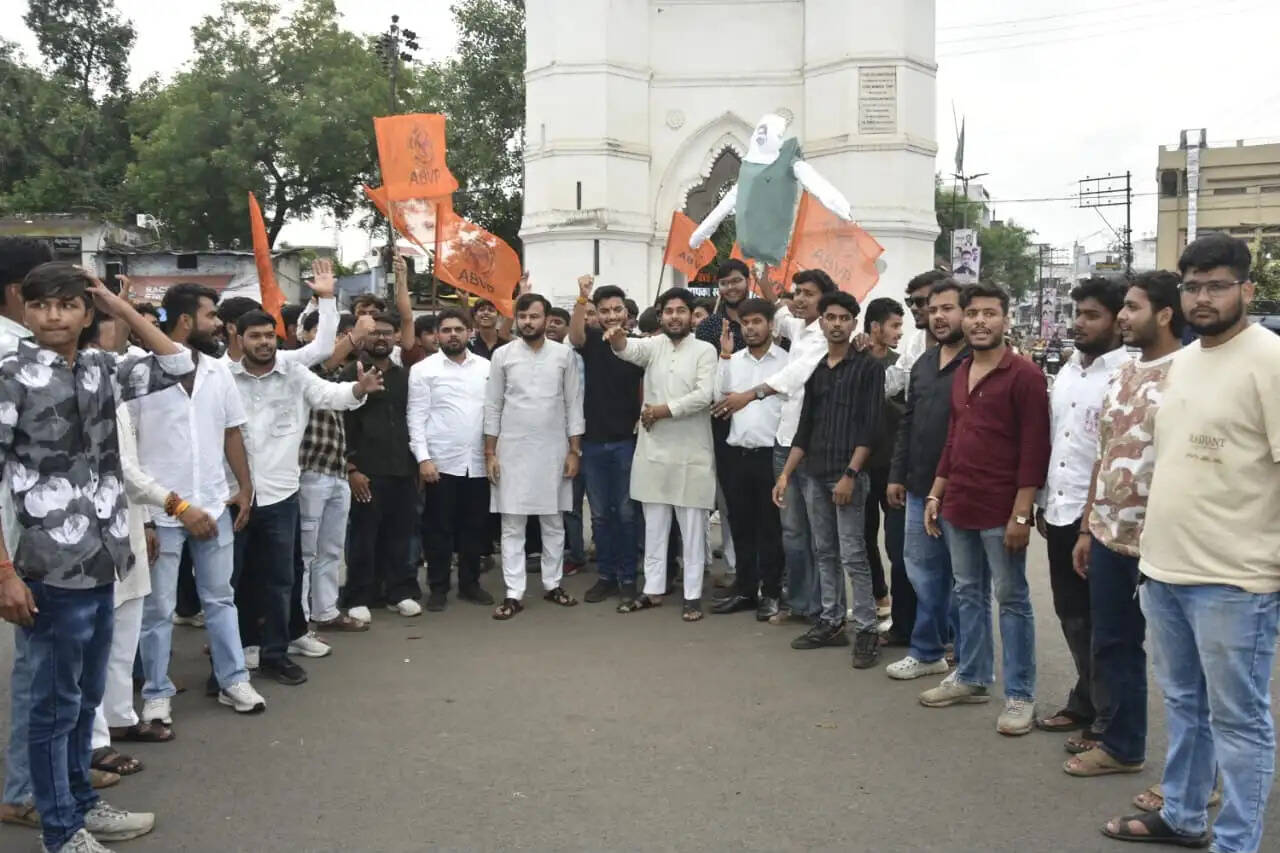 जबलपुर : झारखंड में विद्यार्थियों पर लाठीचार्ज के विरोध में जबलपुर में फूटा आक्रोश