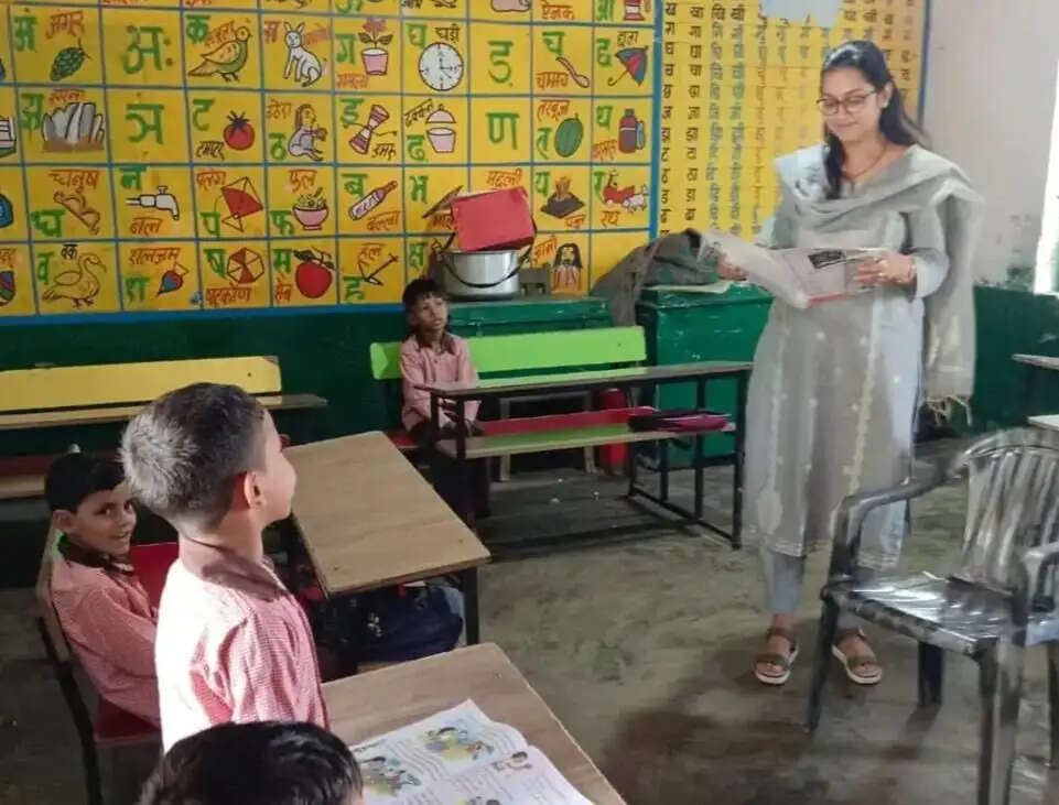 एसडीएम ने स्कूल की व्यवस्थाओं का लिया जायजा और छात्र-छात्राओं काे पढ़ाया