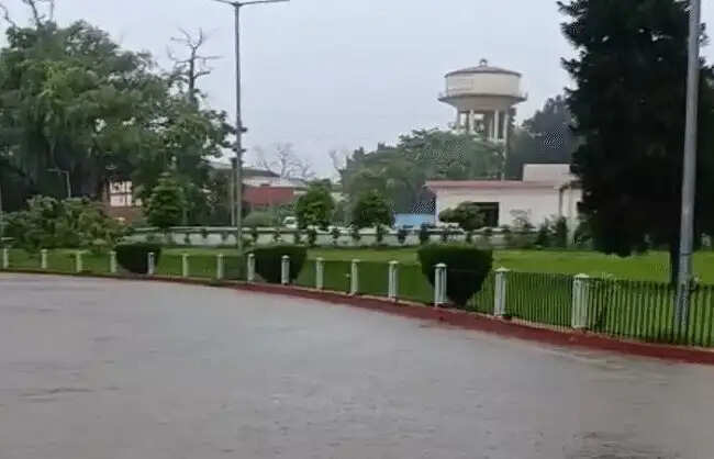 पटना के निचले इलाकों में लगातार हो रही बारिश से जलभराव की स्थिति
