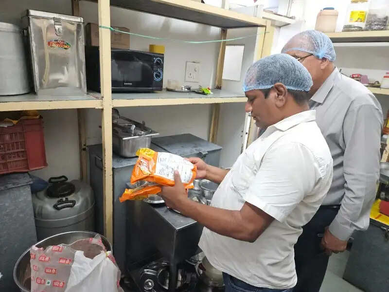 इंदौरः एक्सपायर मसाले और अनियमितताएं मिलने पर शिशुकुंज स्कूल झलारिया कैंपस का किचन सील