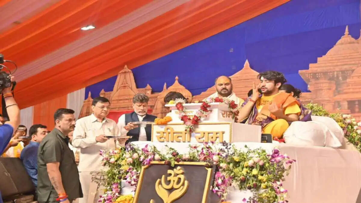 हनुमंत कथा में पहुंचे उद्योग मंत्री लखन लाल देवांगन व भाजपा प्रदेश अध्यक्ष किरण सिंह देव ने लिया धीरेंद्र कृष्ण शास्त्री का आशीर्वाद