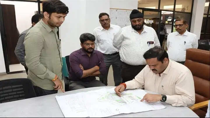 भोपालः कमिश्नर ने किया प्राधिकरण के विभिन्न कार्यों का निरीक्षण, शीघ्र पूर्ण करने के दिए निर्देश