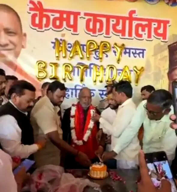 भाजपा कार्यकर्ताओं ने मंत्री हंसराज विश्वकर्मा का केक काटकर मनाया 57वां जन्मदिन