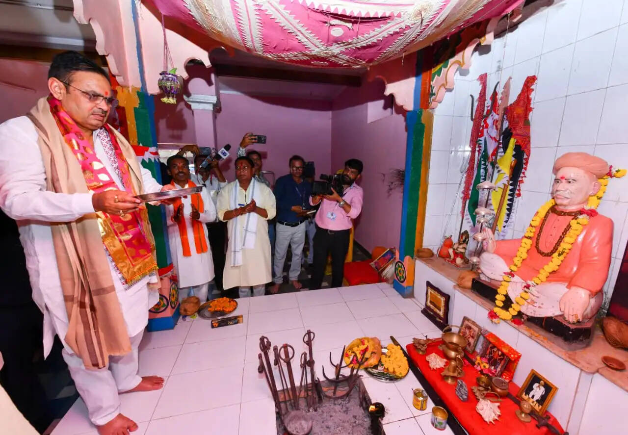 बांसिया में मुख्यमंत्री ने किया संत गोविंद गुरु की धूणी पर नमन