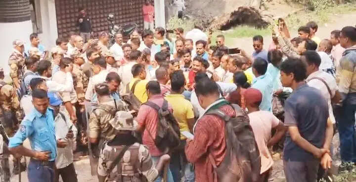 दुर्गापुर में पूर्व बोरो चेयरमैन रामाप्रसाद हालदार गिरफ्तार, अदालत परिसर में भाजपा का जोरदार प्रदर्शन