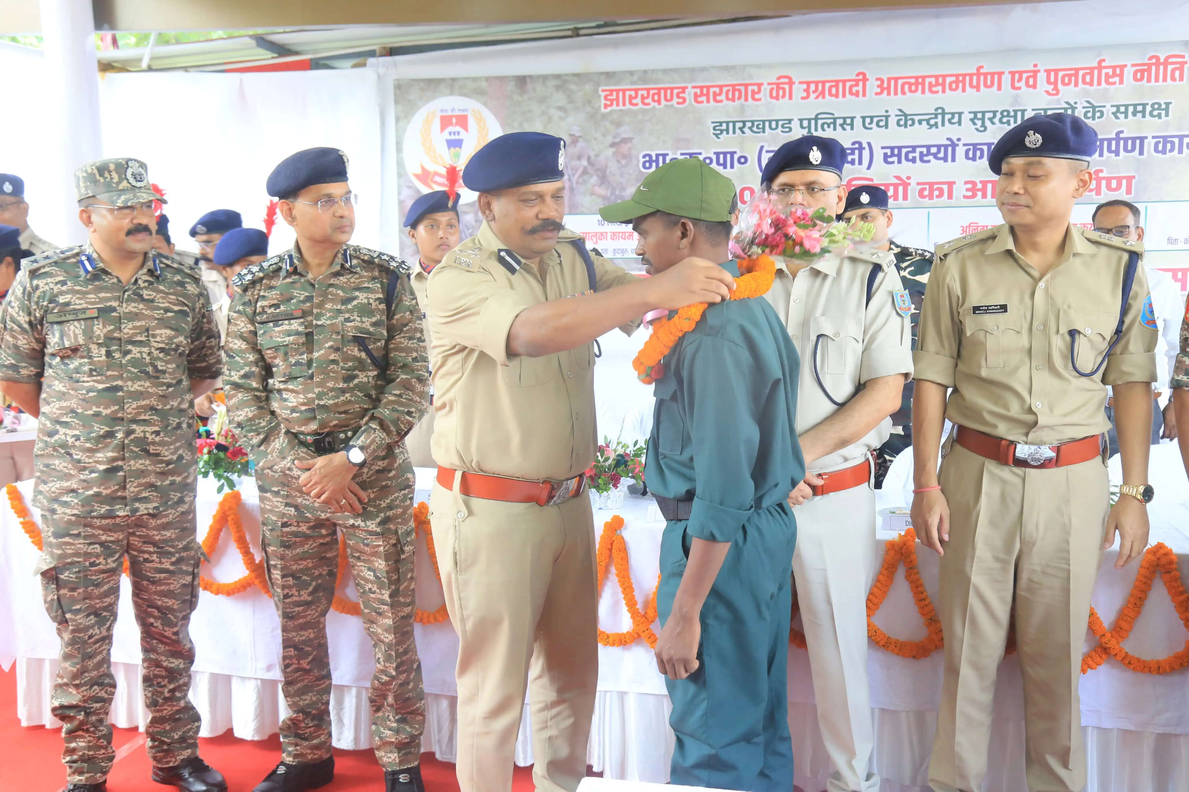 कोल्हान में नक्सल विरोधी अभियान को बड़ी सफलता, चार हार्डकोर नक्सलियों ने किया आत्मसमर्पण