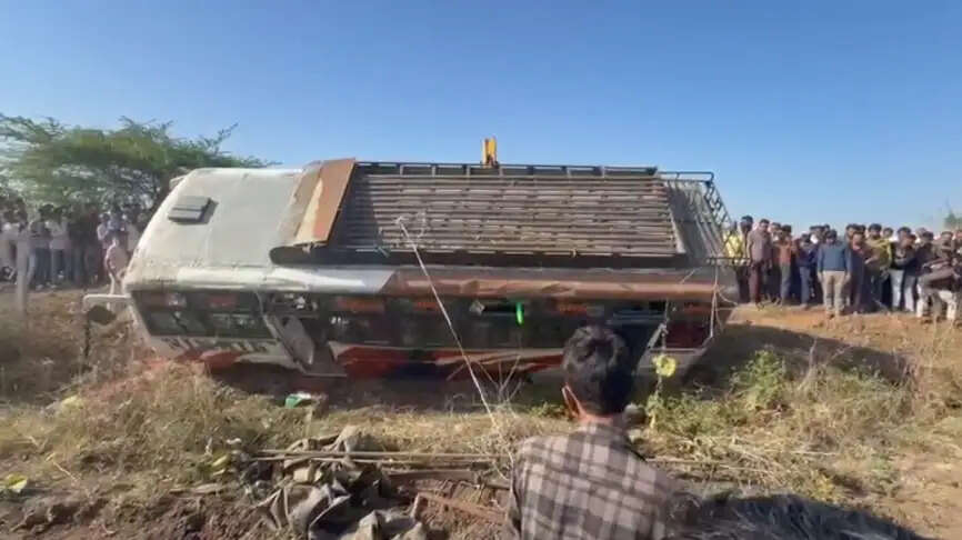 आगरमालवा में बस पलटी, एक की मौत, डेढ़ दर्जन से अधिक यात्री घायल