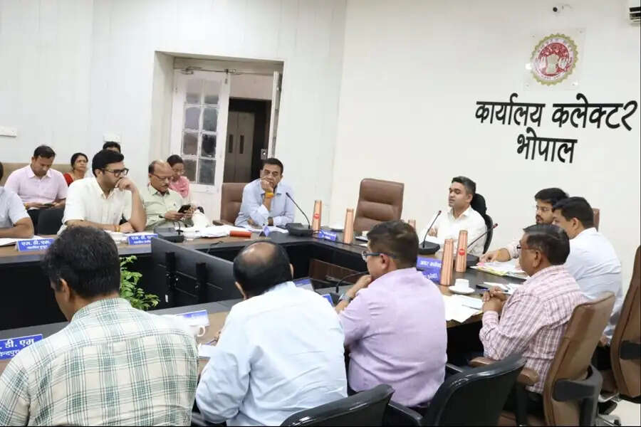 सभी एसडीएम नियमित रूप से करें उचित मूल्य दुकानों का निरीक्षण : कलेक्टर मिश्रा