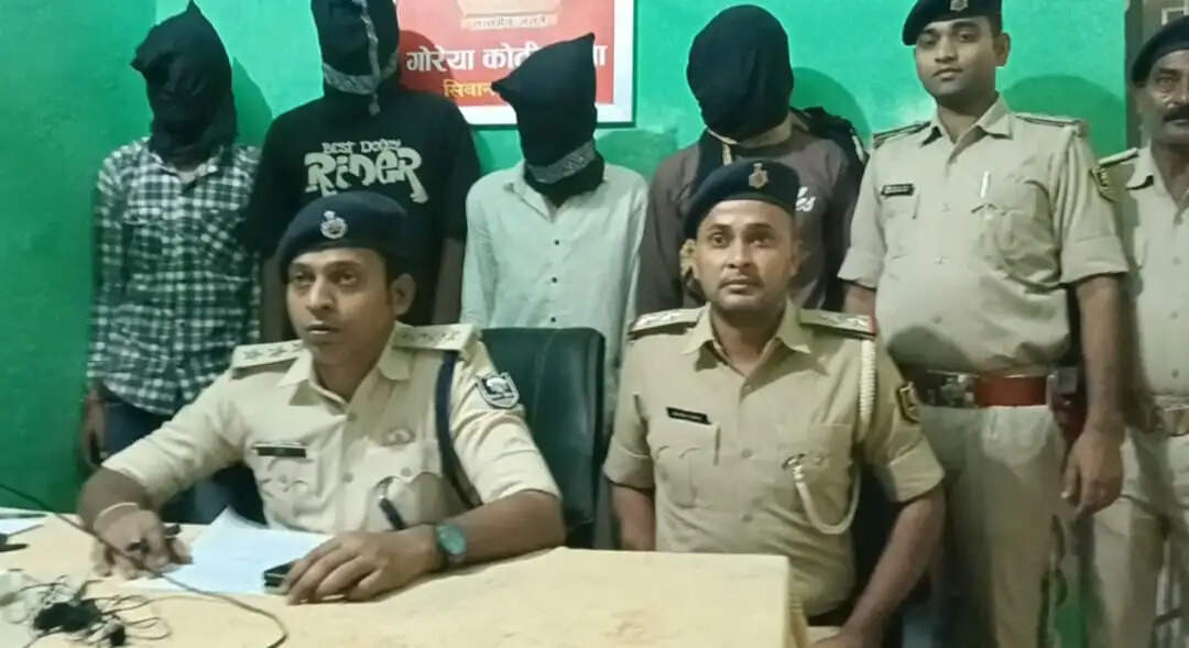 दुर्गा मंदिर चोरीकांड का खुलासा, चार गिरफ्तार चोरी के आभूषण बरामद, फरार आरोपित के घर से देशी रिवाल्वर भी मिला