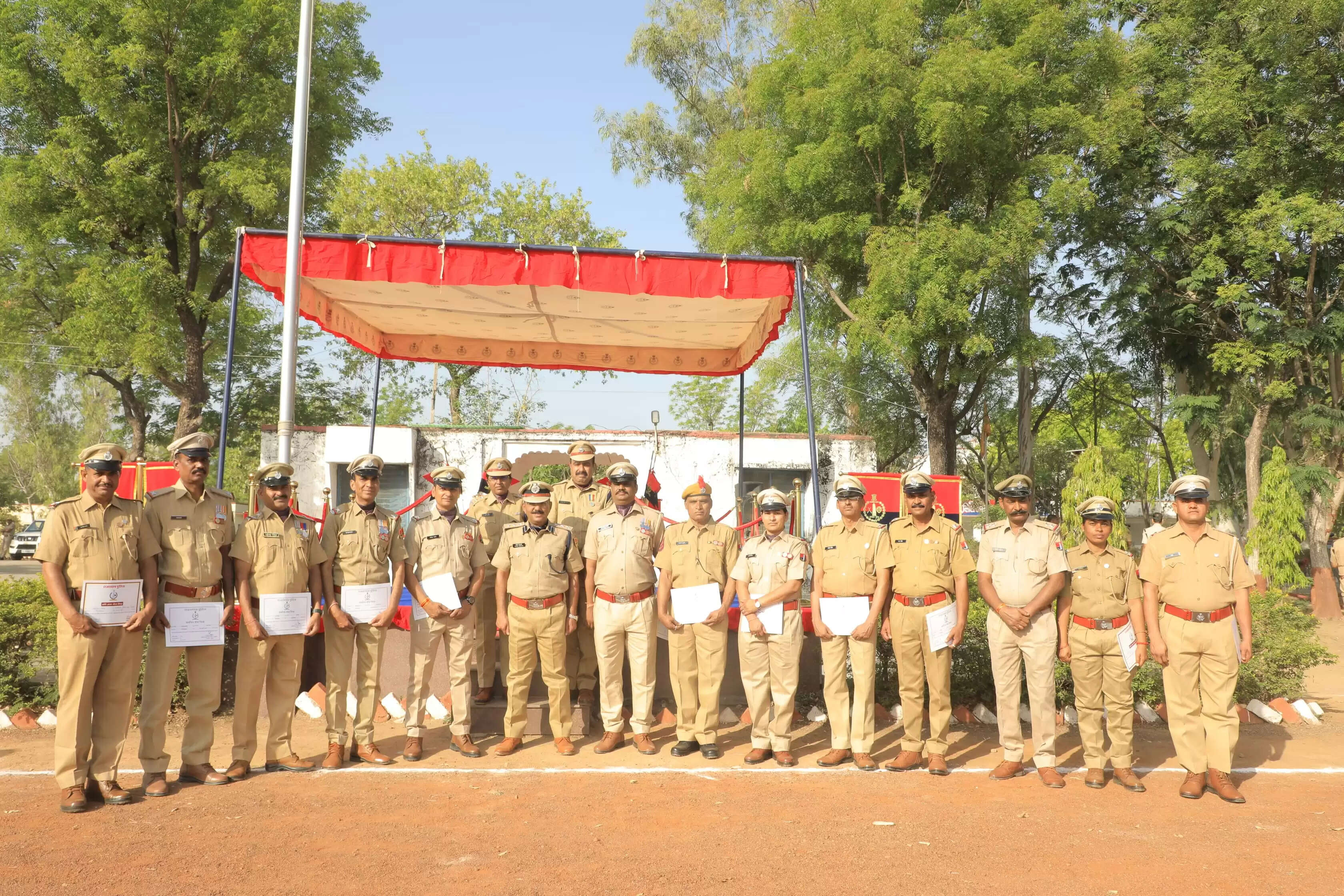 पुलिस स्थापना दिवस पर 130 पुलिसकर्मी हुए सम्मानित, पौधारोपण व रक्तदान शिविर आयोजित