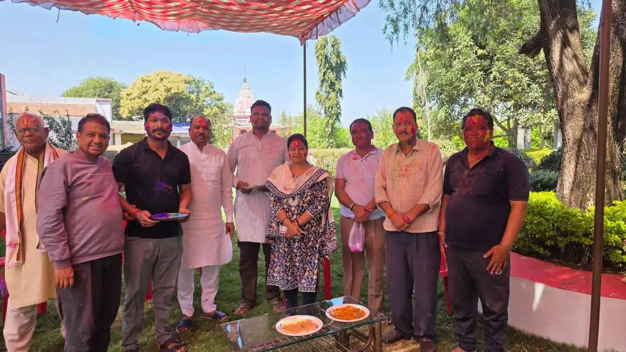 अनूपपुर: होली की धूम, डफली की थाप और फाग के गीतों के बीच जमकर उड़ा गुलाल, सुरक्षा के रहे कड़े इंतजाम