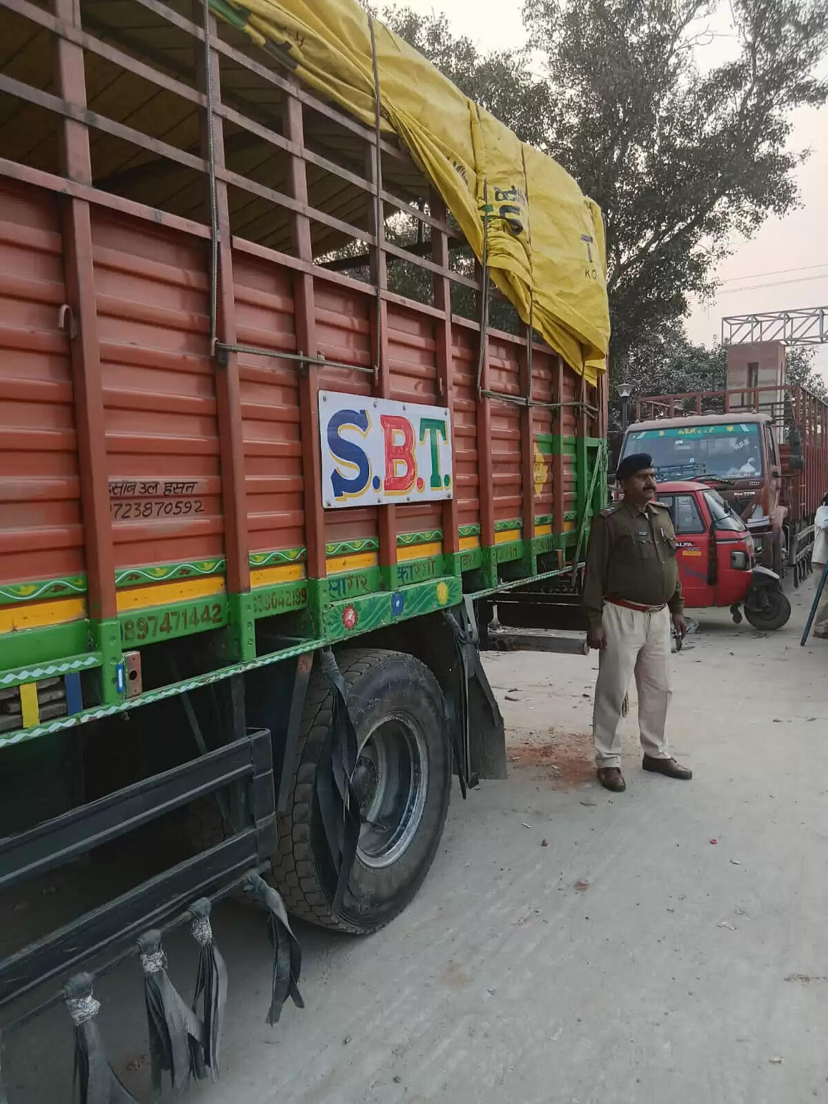 आरपीएफ ने अनाधिकृत वाहन प्रवेश पर तीन लोगों को हिरासत में लिया