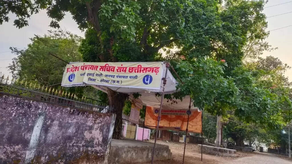 कोरबा : हड़ताल में बैठे पंचायत सचिव की हार्ट अटैक से मौत