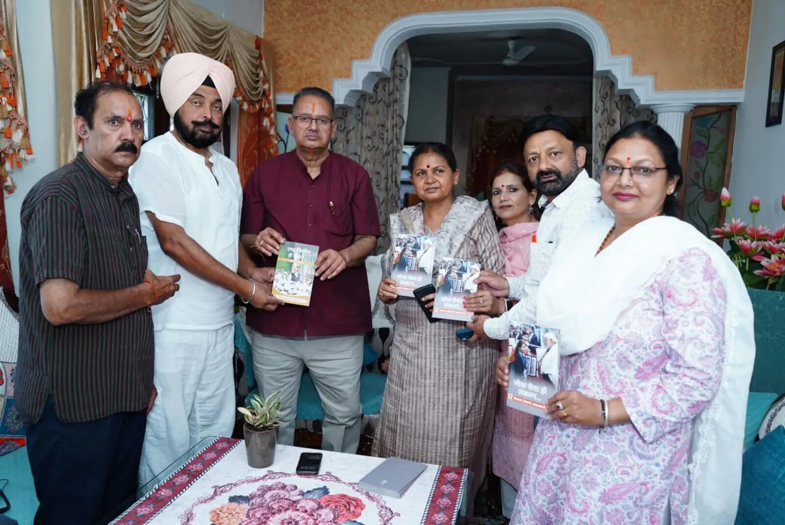 भाजपा के विशेष जनसंपर्क अभियान के तहत प्रवास पर निकले कैबिनेट मंत्री जोशी