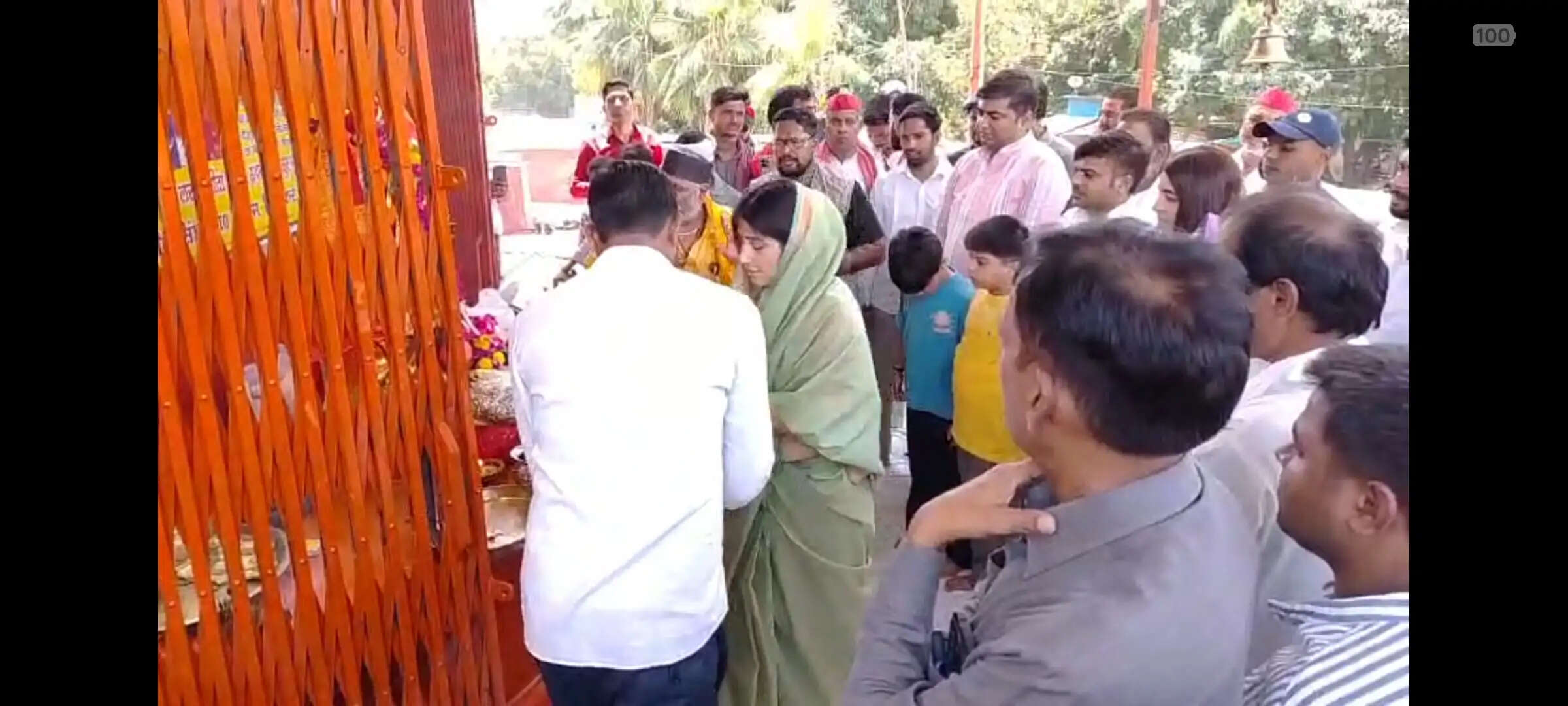 डिंपल यादव ने बड़ा मंगल पर सैफई में की पूजा, भंडारे में लोगों को प्रसाद किया वितरण