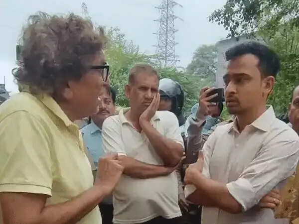 रतलाम में पीएम आवास योजना के 208 फ्लैट खाली कराने पर बवाल, पूर्व विधायक की&nbsp;कमिश्नर से तीखी नोकझोंक