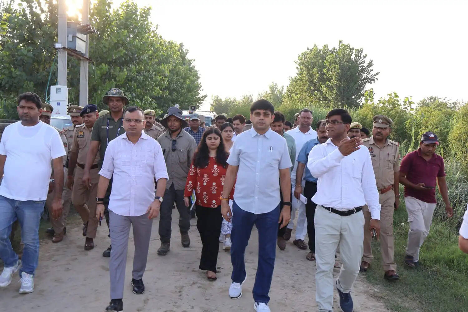 डीएम-एसएसपी ने तेंदुए को रेस्क्यू करने के लिए वन विभाग की तैयारियों का किया स्थलीय निरीक्षण