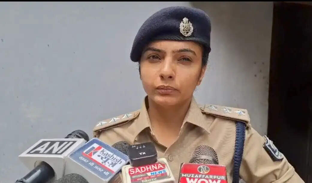 विदेश से लौटे पति ने की पहसूल से गला रेतकर पत्नी की हत्या,फरार आरोपित की तलाश जारी