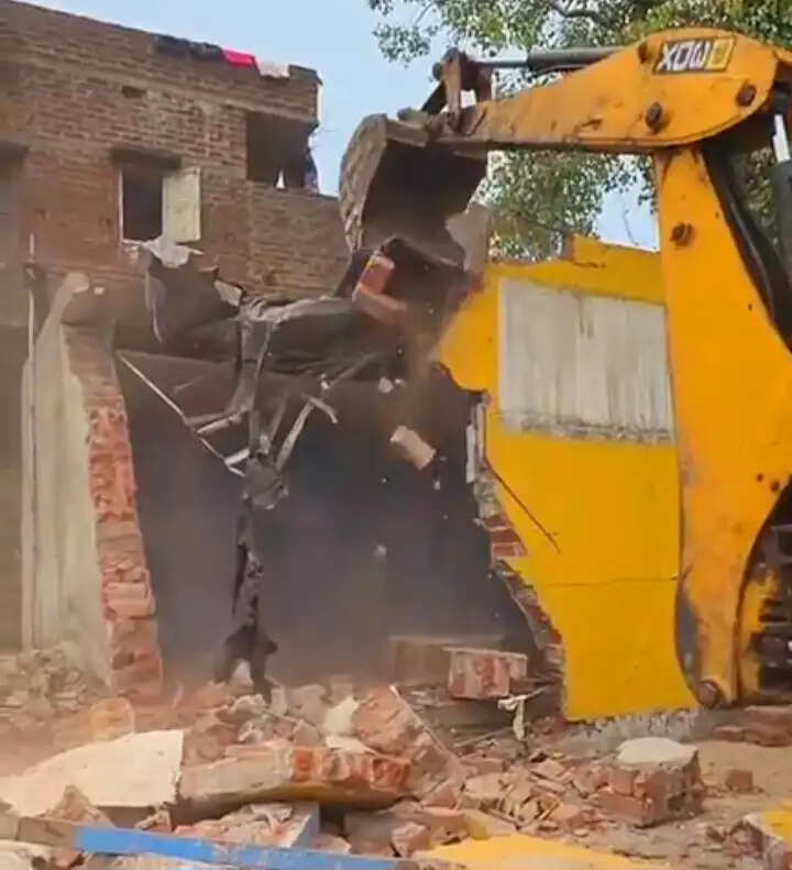 तृणमूल पार्षद के कार्यालय पर चला बुलडोजर, प्रबंधन ने दी सख्त चेतावनी