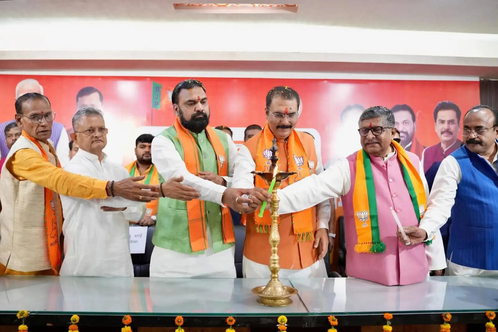 भाजपा के स्थापना दिवस पर वरिष्ठ कार्यकर्ताओं को किया गया सम्मानित