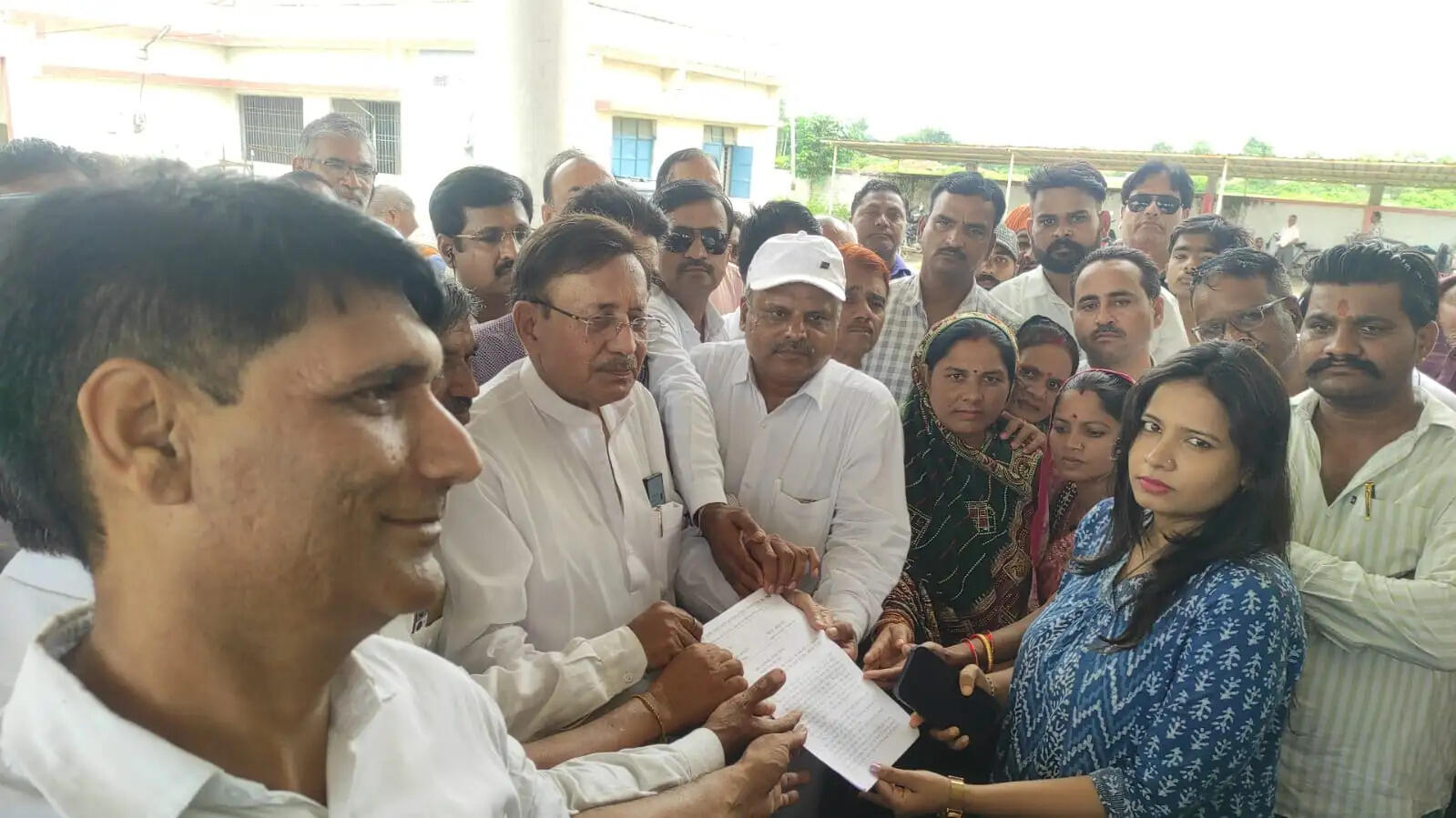 मैहरः किसानों की समस्याओं पर कांग्रेस का प्रदर्शन, एसडीएम को सौंपा ज्ञापन