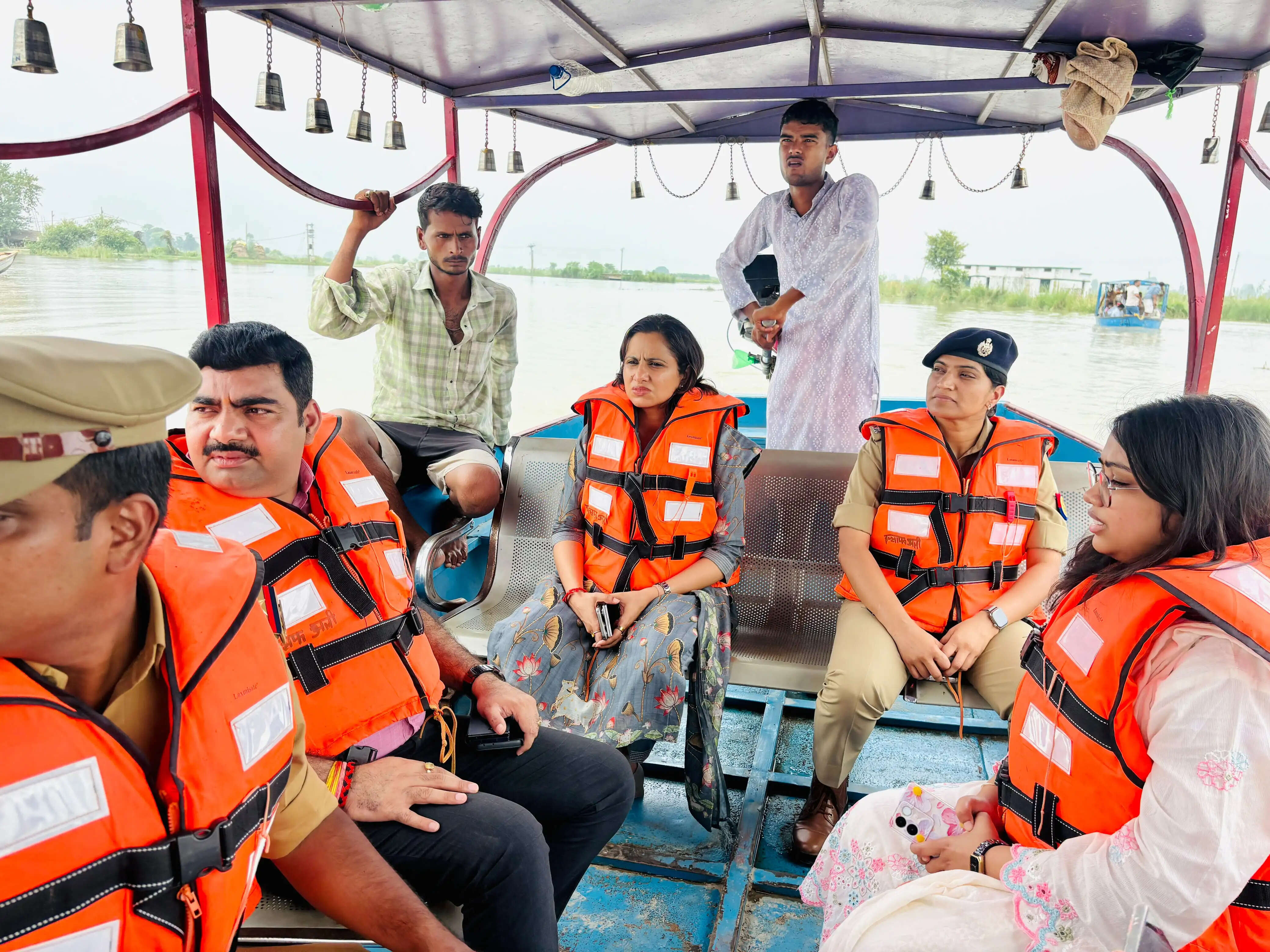 मोटर वोट से बाढ़ के पानी से घिरे गांव पहुंची जिलाधिकारी, बचाव व राहत का लिया जायजा