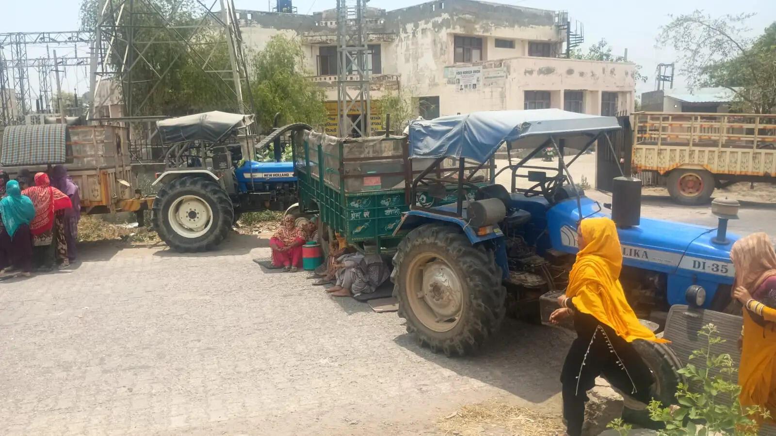 बिजली समस्या पर ग्रामीणों ने जींद-सफीदों मार्ग पर लगया दो घंटे जाम