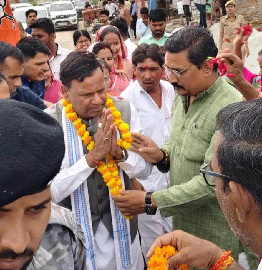 मीरजापुरः अहरौरा में भाजपा प्रदेश अध्यक्ष का स्वागत, कार्यकर्ताओं ने की पुष्पवर्षा