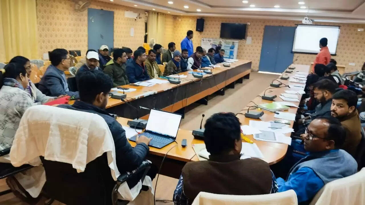 पांच वर्षों की सभी योजनाओं में अनिवार्य रूप से लगवाएं सूचनापट्ट : डीडीसी