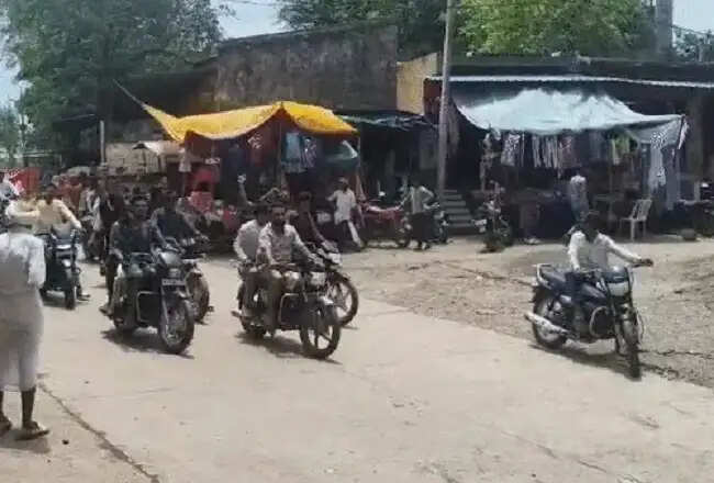 अलीराजपुरः महिला से सामूहिक दुष्कर्म की घटना के विरोध में ग्रामीणों ने निकाली बाइक रैली, नगर को कराया बंद