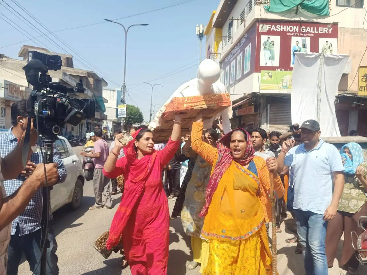 न्यू सांगानेर रोड चौड़ीकरण के विरोध में तीसरे दिन भी प्रदर्शन, टायर जलाकर जताया आक्रोश