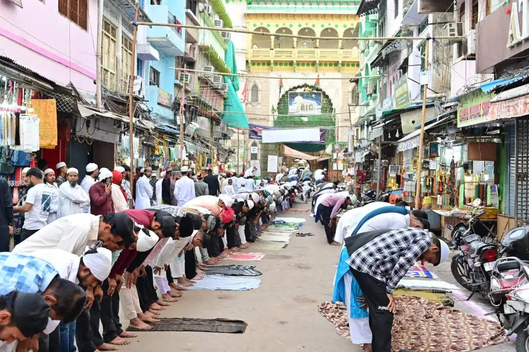 शिया समुदाय को ईद पर रहा गम, काली पट्टी बांध कर की नमाज अदा