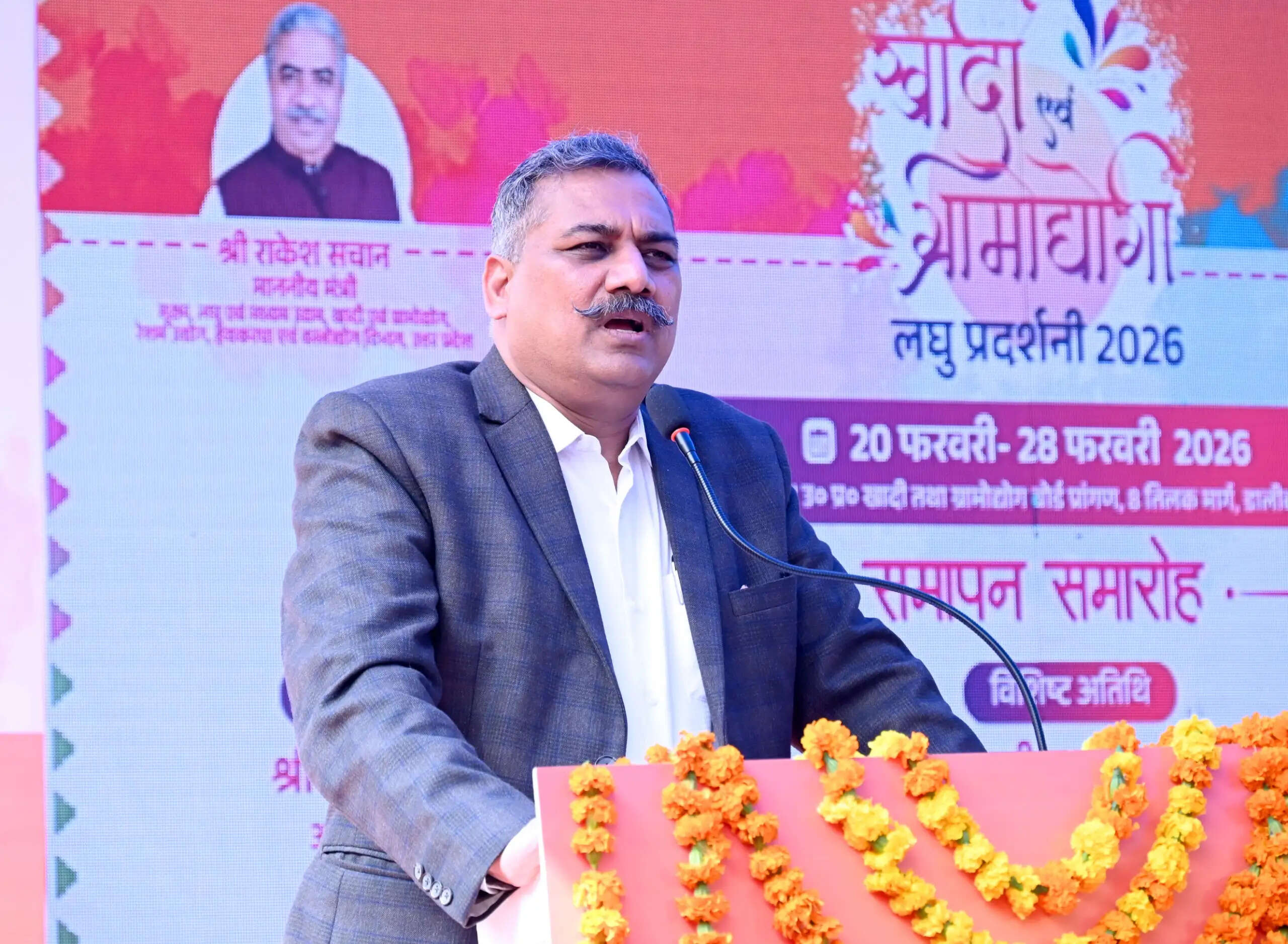 योगी सरकार में खादी को बढ़ावा, होली प्रदर्शनी में 54 लाख से अधिक की बिक्री