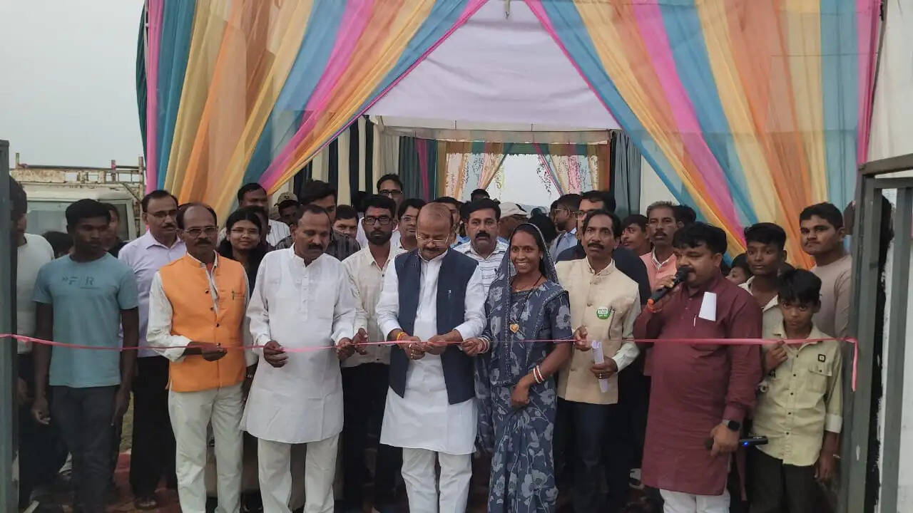 अनूपपुर: टीम भावना से करें कार्य, विभागीय समन्वय से जनसमस्याओं का समयबद्ध निराकरण करें - दिलीप जायसवाल