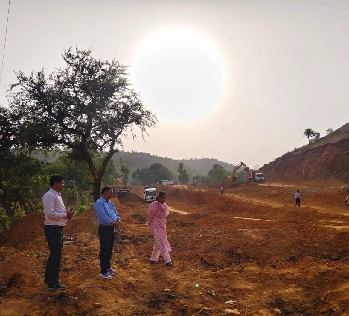 जिंक अपशिष्ट निस्तारण विवाद में प्रशासन की पहल, जिला कलेक्टर ने तुड़वाया अनशन