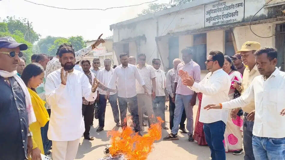 कांग्रेस का प्रदर्शन, मुख्य चुनाव आयुक्त का पुतला फूंका