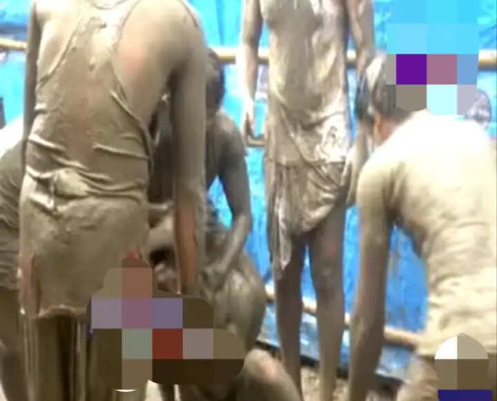 300 वर्षों की परंपरा कायम: आऊनीआटी सत्र में बहाग के पहले दिन खेला गया ‘कीचड़ खेल’