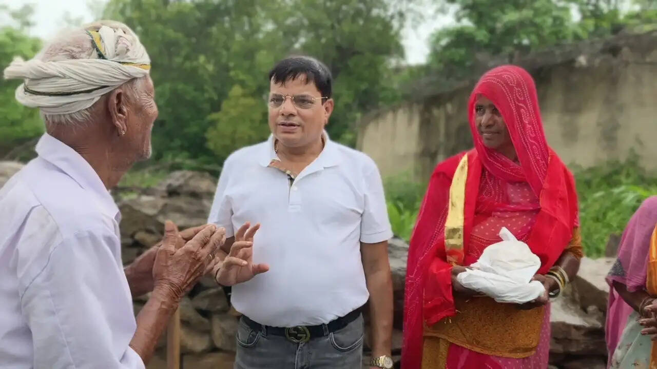 मां के 75वें जन्मदिन पर अनोखा उपहार, दो विधवा बहनों को मिलेंगे पक्के मकान