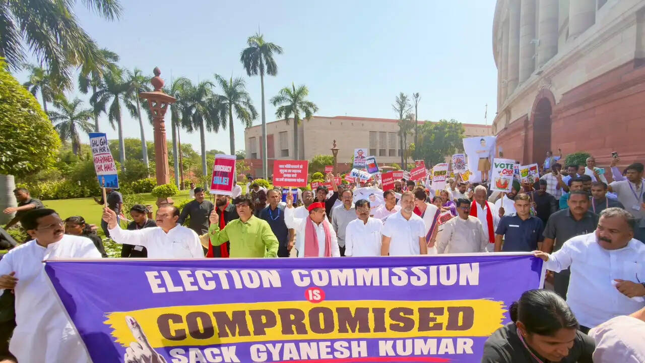 (अपडेट) चुनाव आयोग तक मार्च पर अड़ा विपक्ष, राहुल-प्रियंका आकाशवाणी भवन में धरने पर बैठे
