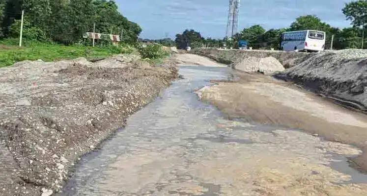 ईस्ट-वेस्ट कॉरिडोर निर्माण में पाइप फटा, तीन गांवों में जल संकट से हाहाकार
