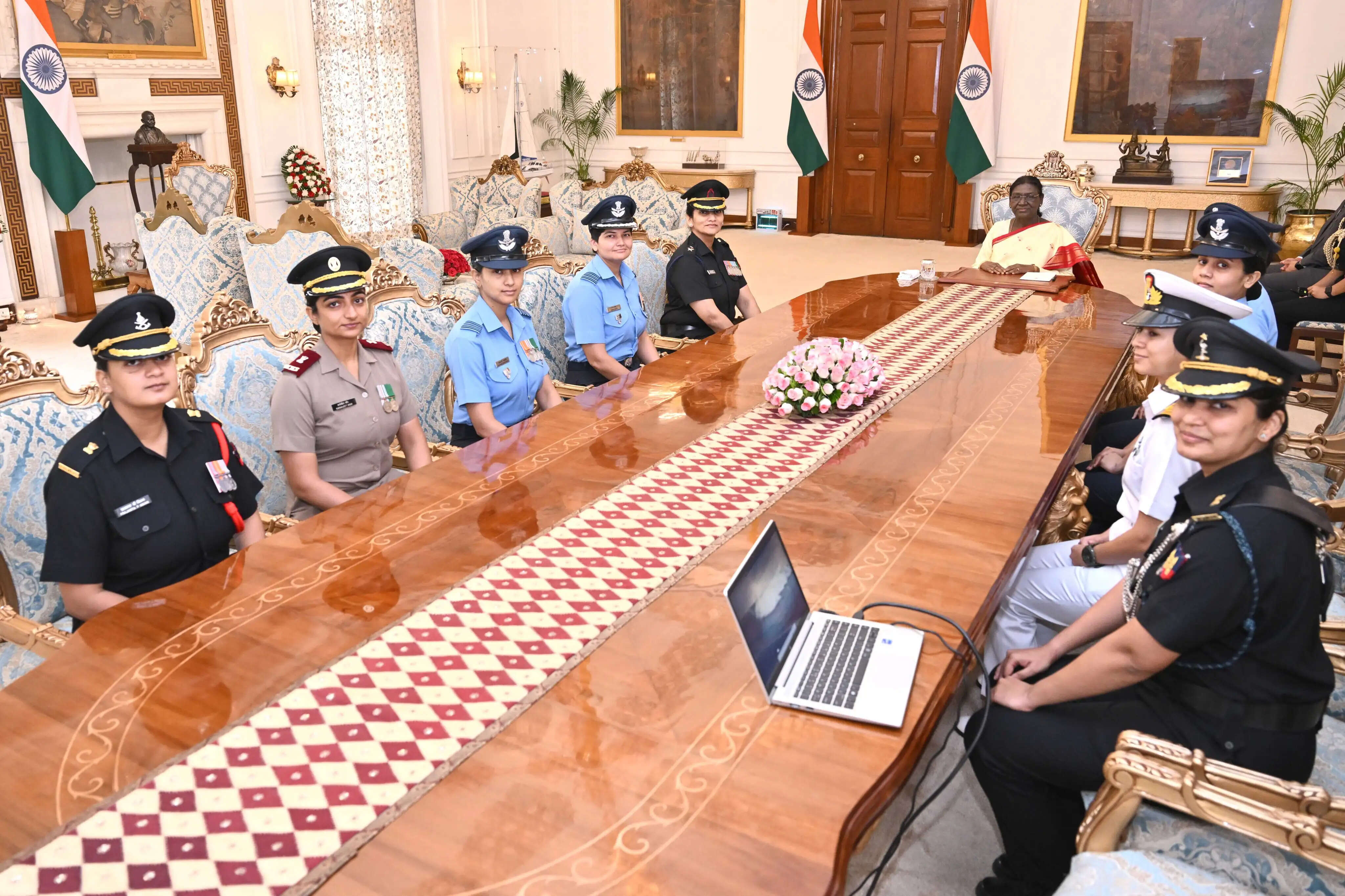 ‘समुद्र प्रदक्षिणा’ अभियान की सफलता युवा महिलाओं को बड़े सपने देखने की प्रेरणा देगी : राष्ट्रपति