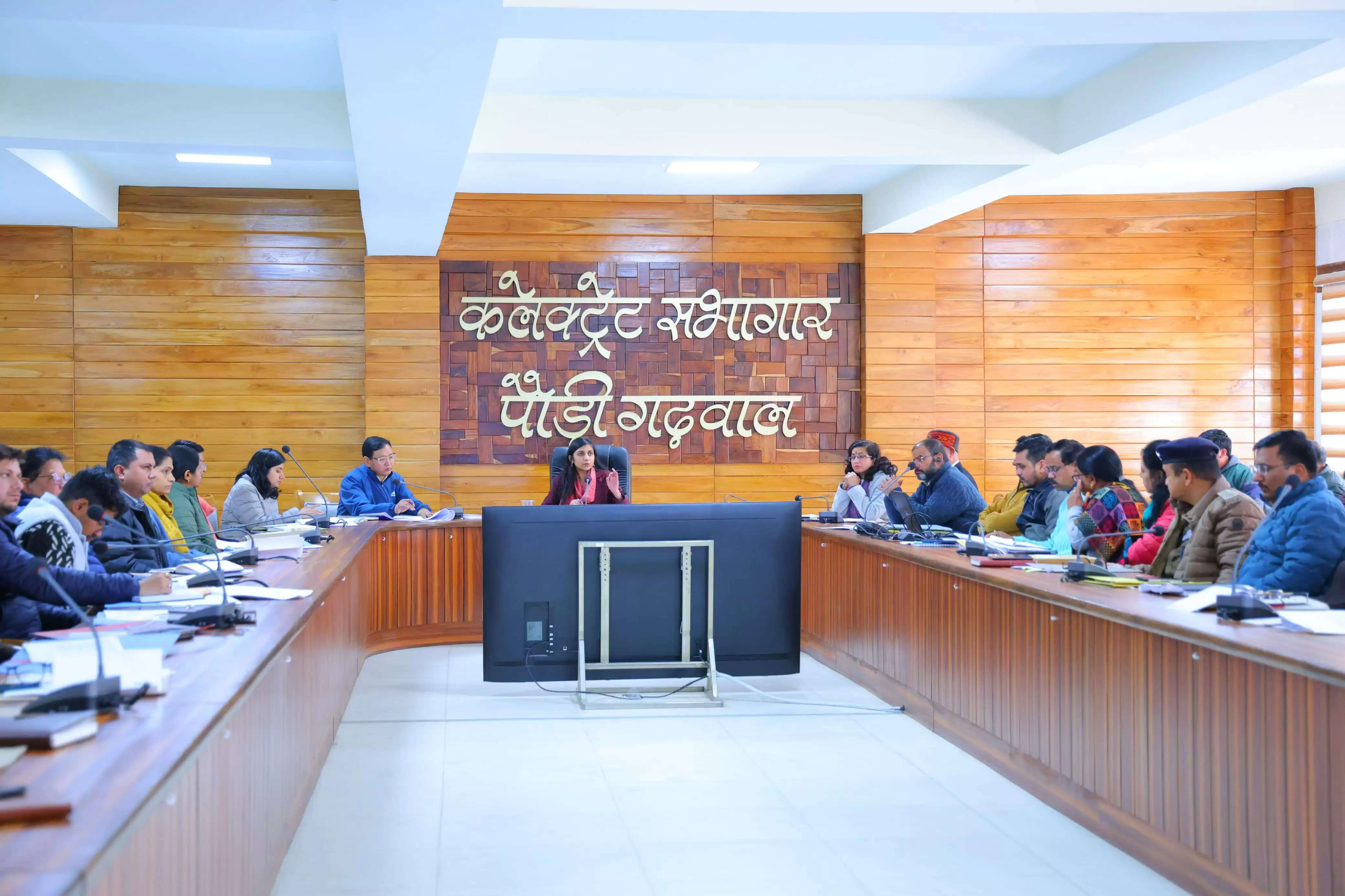 अतिक्रमण करने वालों पर कड़ी कार्रवाई करें: जिलाधिकारी