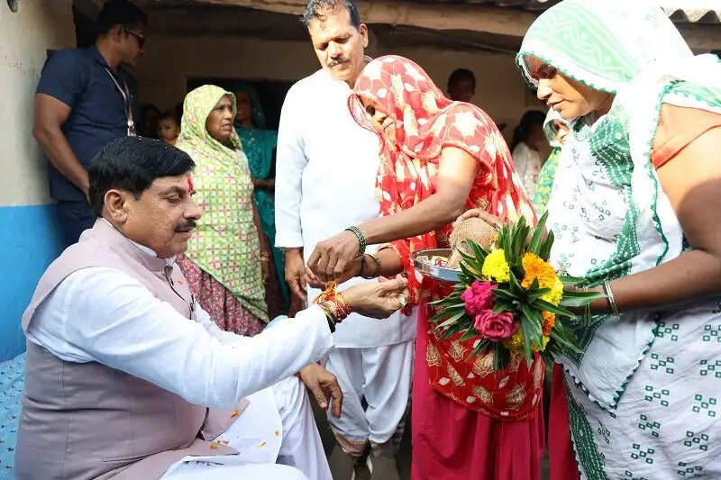 मप्रः मुख्यमंत्री ने जनजातीय परिवार के घर किया भोजन, बहनों से बंधवाई राखी