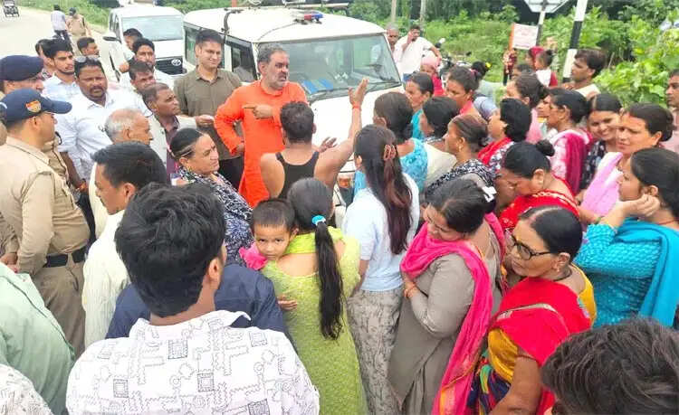 हाईवे-जंगल के पानी ने बढ़ाई आफत, सड़क पर उतरे ग्रामीण