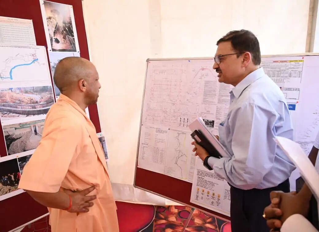 मुख्यमंत्री ने किया निर्माणाधीन डोमिनगढ़ बंधा फोरलेन सड़क और डोमिनगढ़ रेल उपरिगामी पुल का निरीक्षण