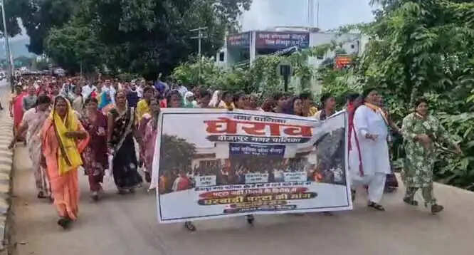 वार्डवासियों ने पट्टे की मांग को लेकर कांग्रेस विधायक के नेतृत्व में तहसीलदार को सौंपा ज्ञापन