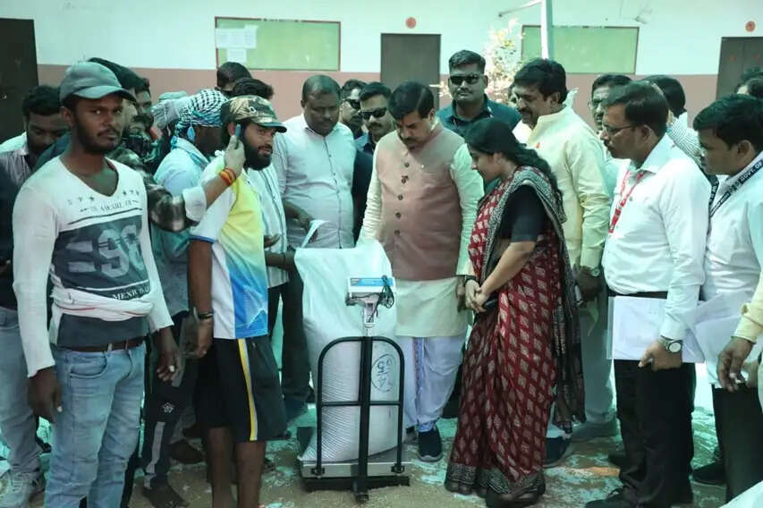 मुख्यमंत्री डॉ. यादव ने खरगोन के कतरगांव में गेहूं उपार्जन केन्द्र का किया आकस्मिक निरीक्षण