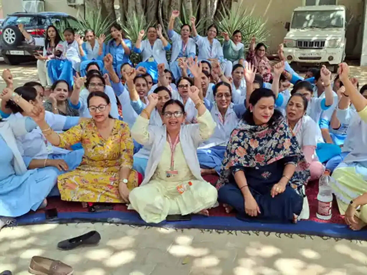 हिसार में नर्सिंग स्टाफ ने की पेन डाउन हड़ताल, बाधित हुई स्वास्थ्य सेवाएं